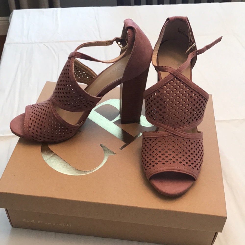 Suede heel with wooden heel